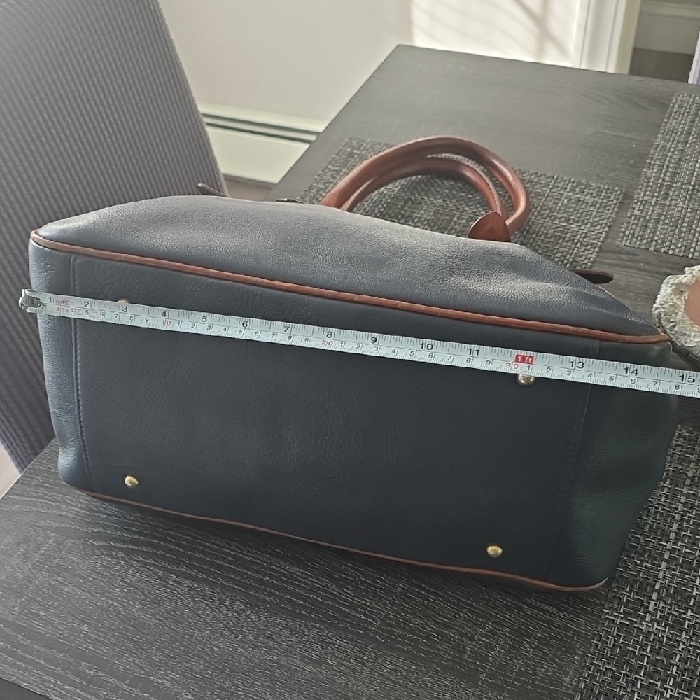 Elegant Two-Tone Leather Handbag - Picture 7 of 16